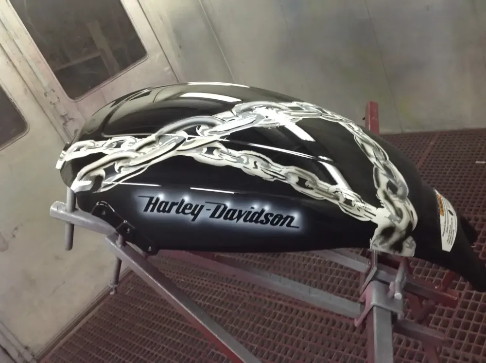 Harley V-Rod Muscle – Aérographie aigle & chaînes (6)