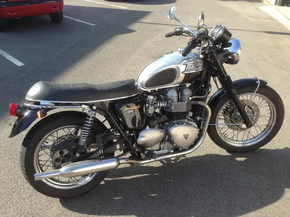 Triumph – Peinture chrome restauration