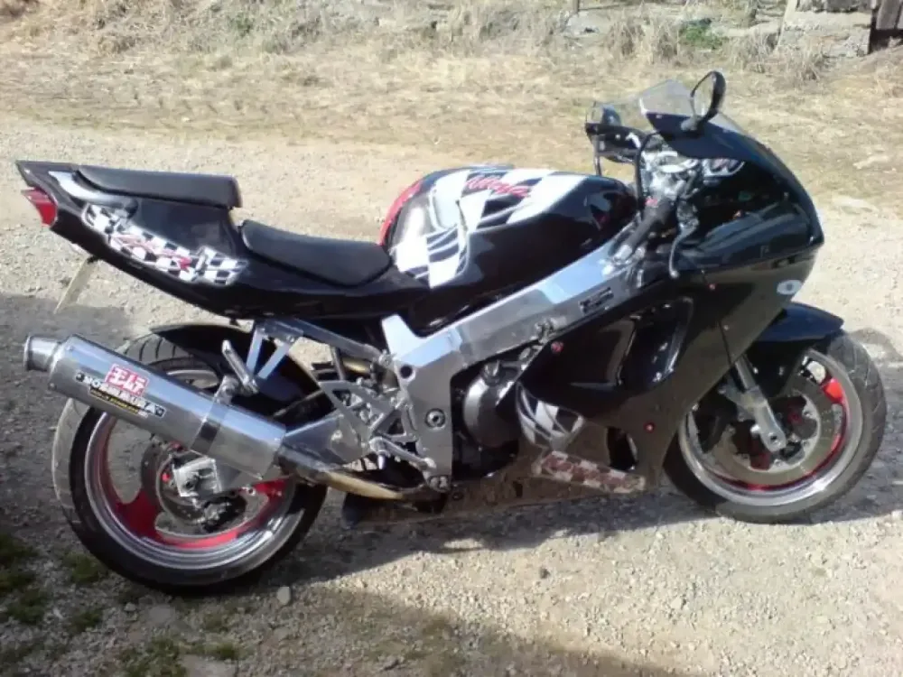 Kawasaki ZX7R – Réparation et décoration