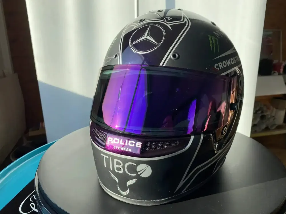 Casque Hamilton Mercedes 2021 – Noir mat & violet