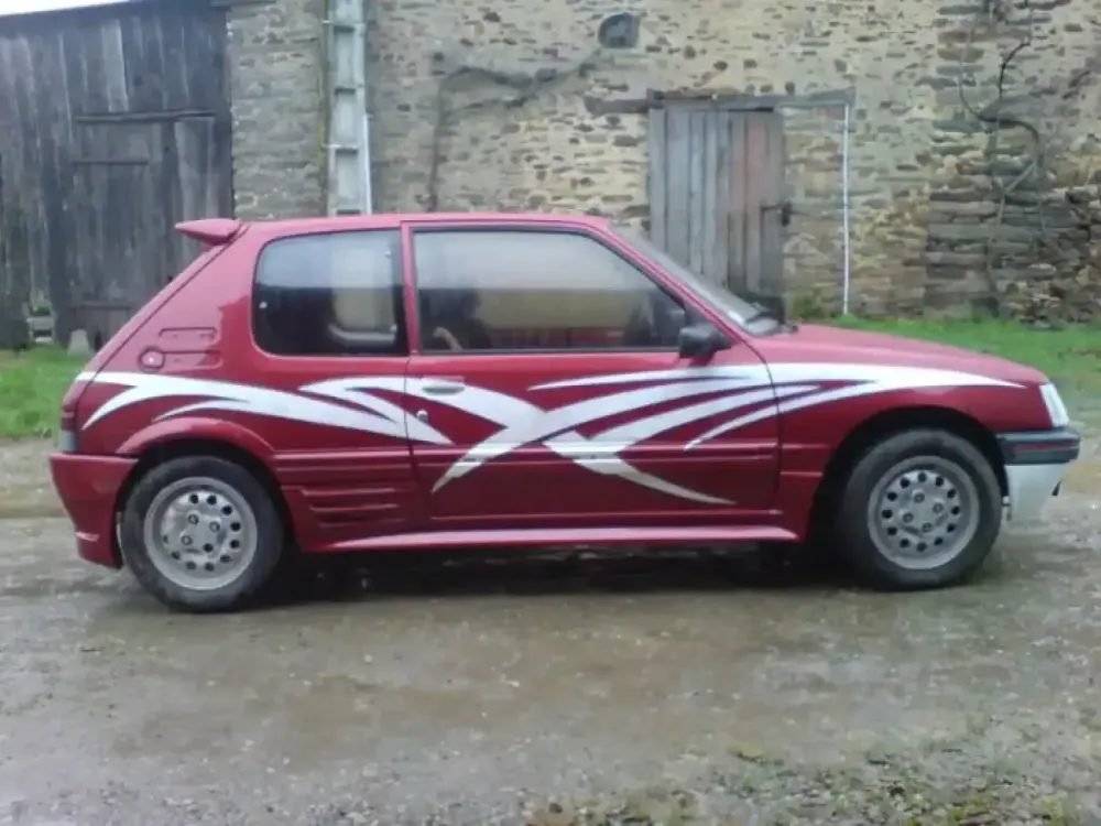 Peugeot 205 – Tuning complet & peinture déco