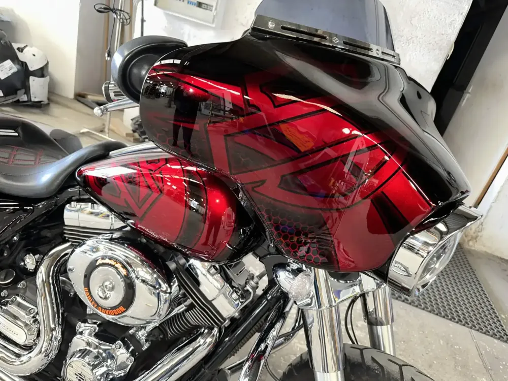 Harley Street Glide – Noir & Candy Red, déco Bar and Shield
