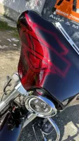 Harley Street Glide – Noir & Candy Red, déco Bar and Shield (31)