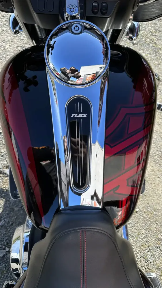Harley Street Glide – Noir & Candy Red, déco Bar and Shield (36)