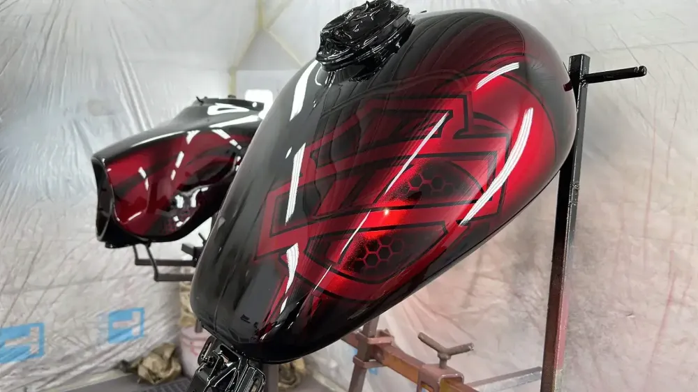 Harley Street Glide – Noir & Candy Red, déco Bar and Shield (41)