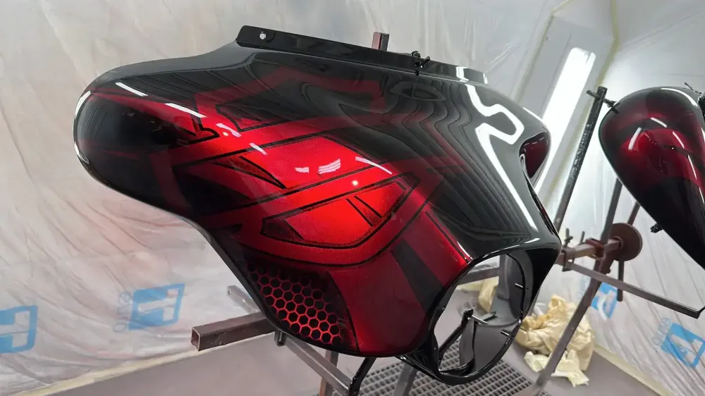 Harley Street Glide – Noir & Candy Red, déco Bar and Shield (42)