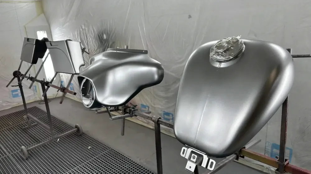 Harley Street Glide – Noir & Candy Red, déco Bar and Shield (3)