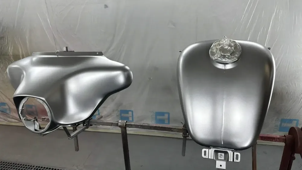 Harley Street Glide – Noir & Candy Red, déco Bar and Shield (4)