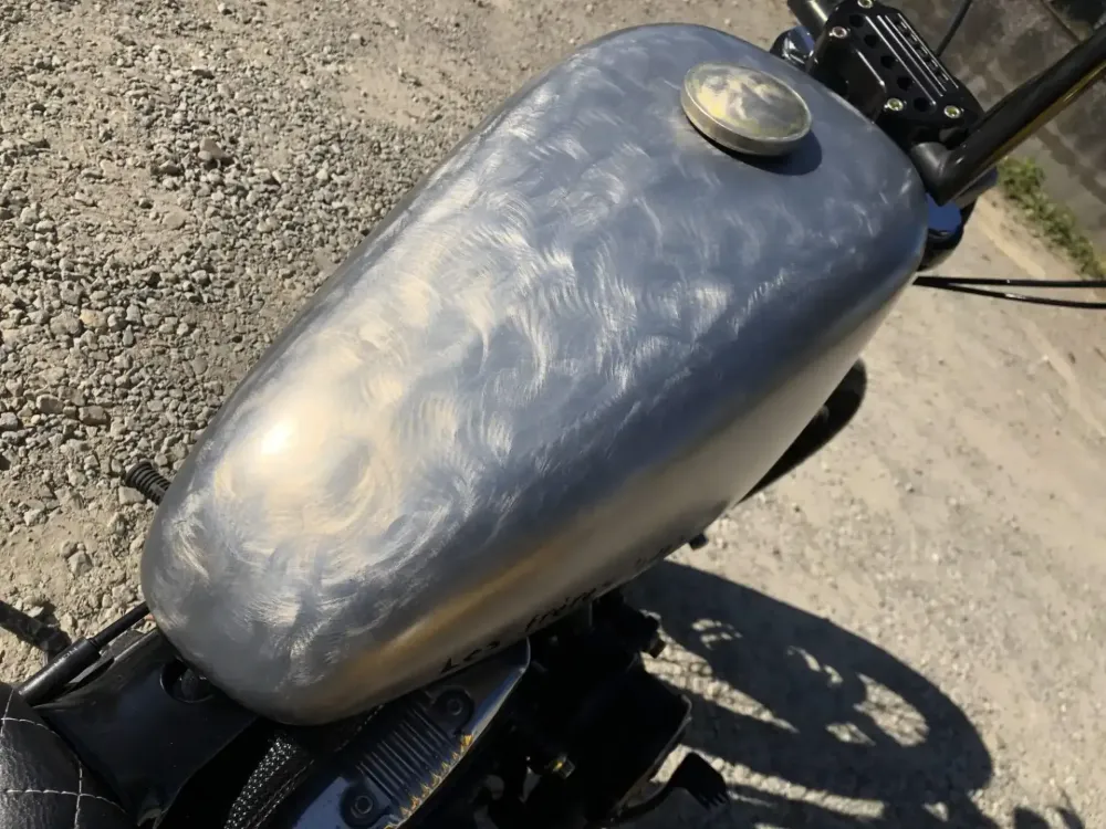 Harley – Déco métal & noir brillant